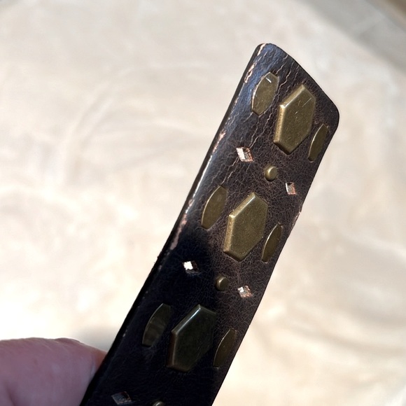 JESS SIMPSON👖 VTG FAUX BROWN LEATHER BELT W/RIVET ACCENTS Women’s 45” Fit37”-41” - Picture 8 of 12